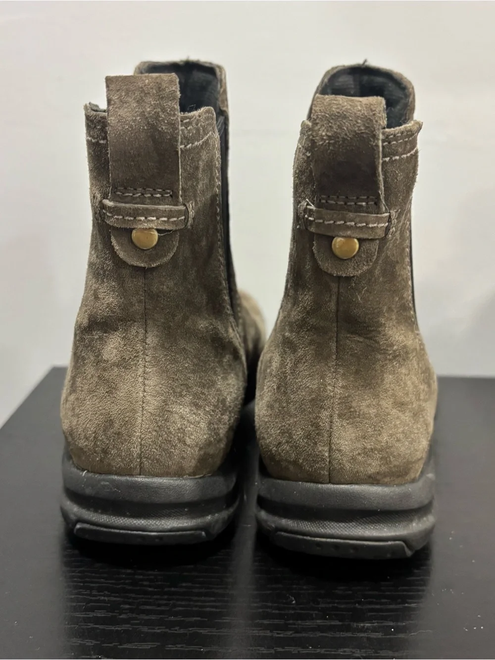 Women's Suede Chelsea Booties in Olive Taupe Clark’s wave leather sz 7